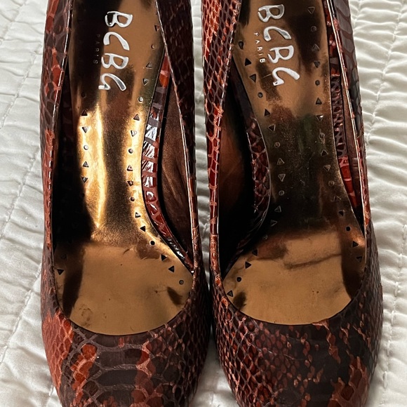 Brown snake print BCBG Paris pumps. - Picture 6 of 8